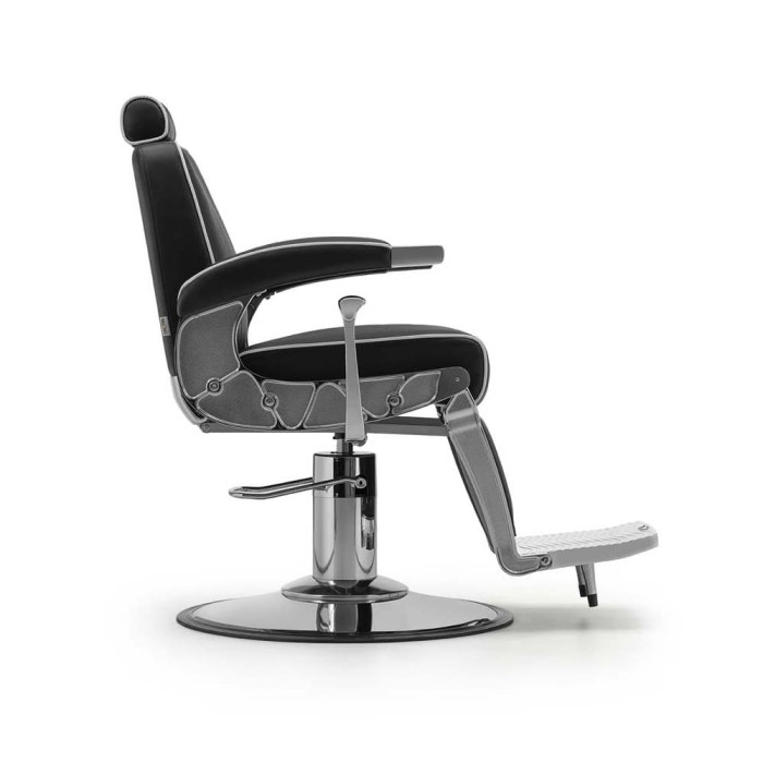Fotel barberski Gentleman czarny z chromowaną podstawą bok.jpg