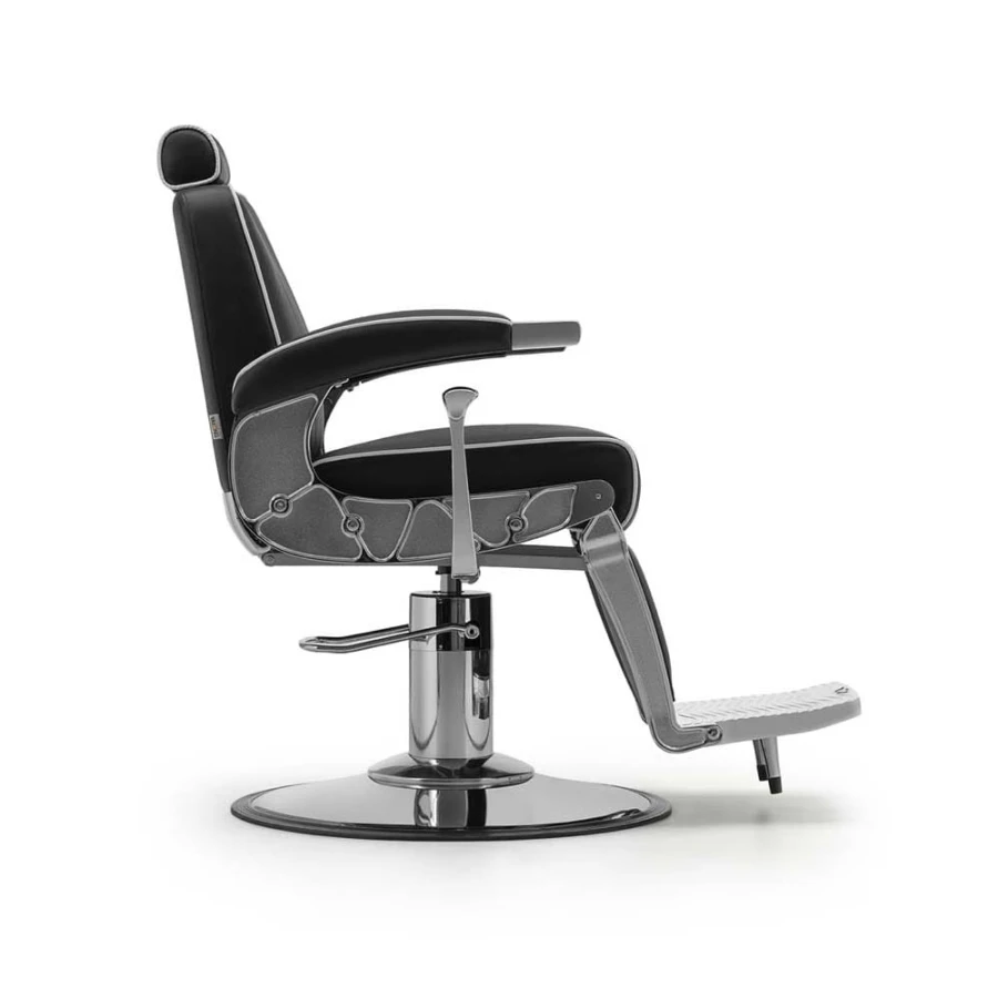Fotel barberski Gentleman czarny z chromowaną podstawą bok.jpg