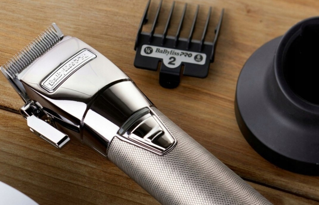 Maszynka BaByliss PRO FX8700E CHROM FX na stanowisku w salonie fryzjerskim