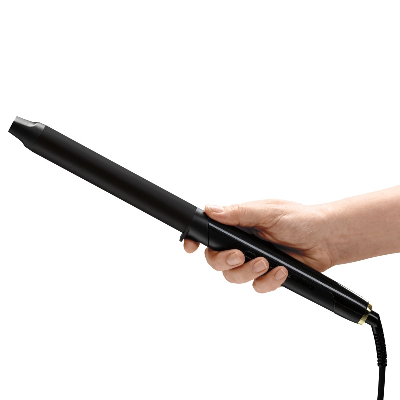 Babyliss PRO lokówka Curling WAND bez klipsa 28 mm trzymana w dłoni podczas stylizacji