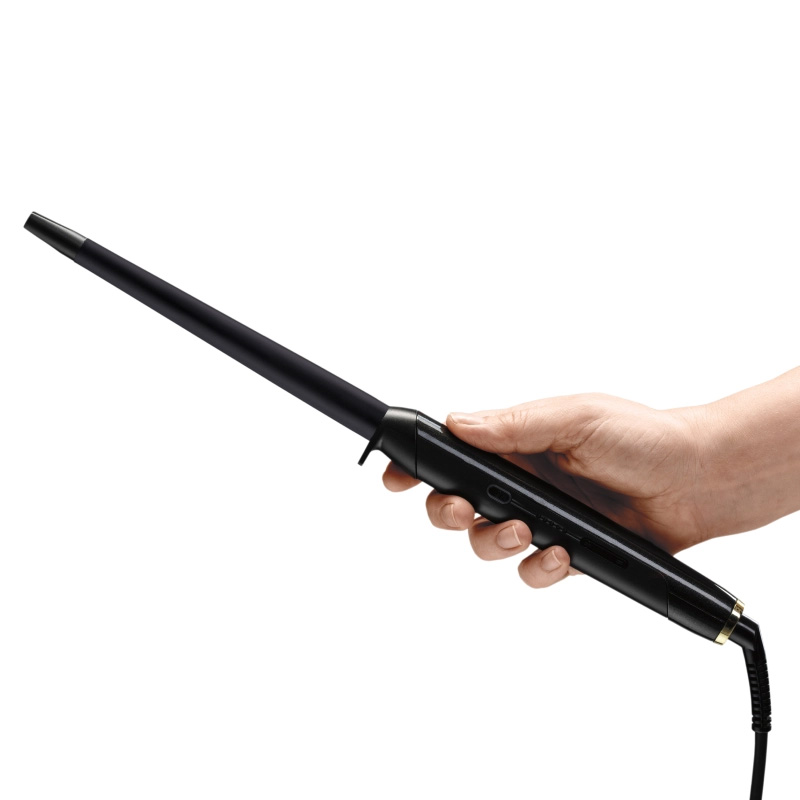 Babyliss PRO lokówka stożkowa WAND 19-13 mm bez klipsa trzymana w dłoni podczas stylizacji
