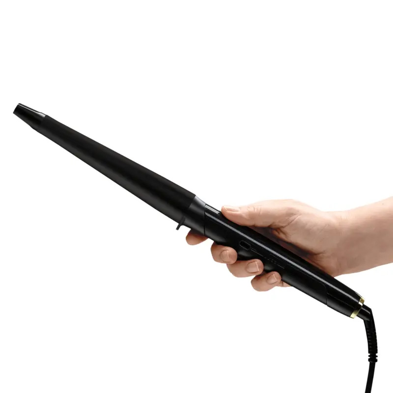 Babyliss PRO lokówka stożkowa WAND 32-19 mm bez klipsa trzymana w dłoni podczas stylizacji