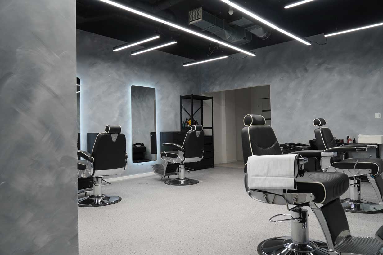 Headliner Barbershop Wrocław – rząd pięciu foteli barberskich James