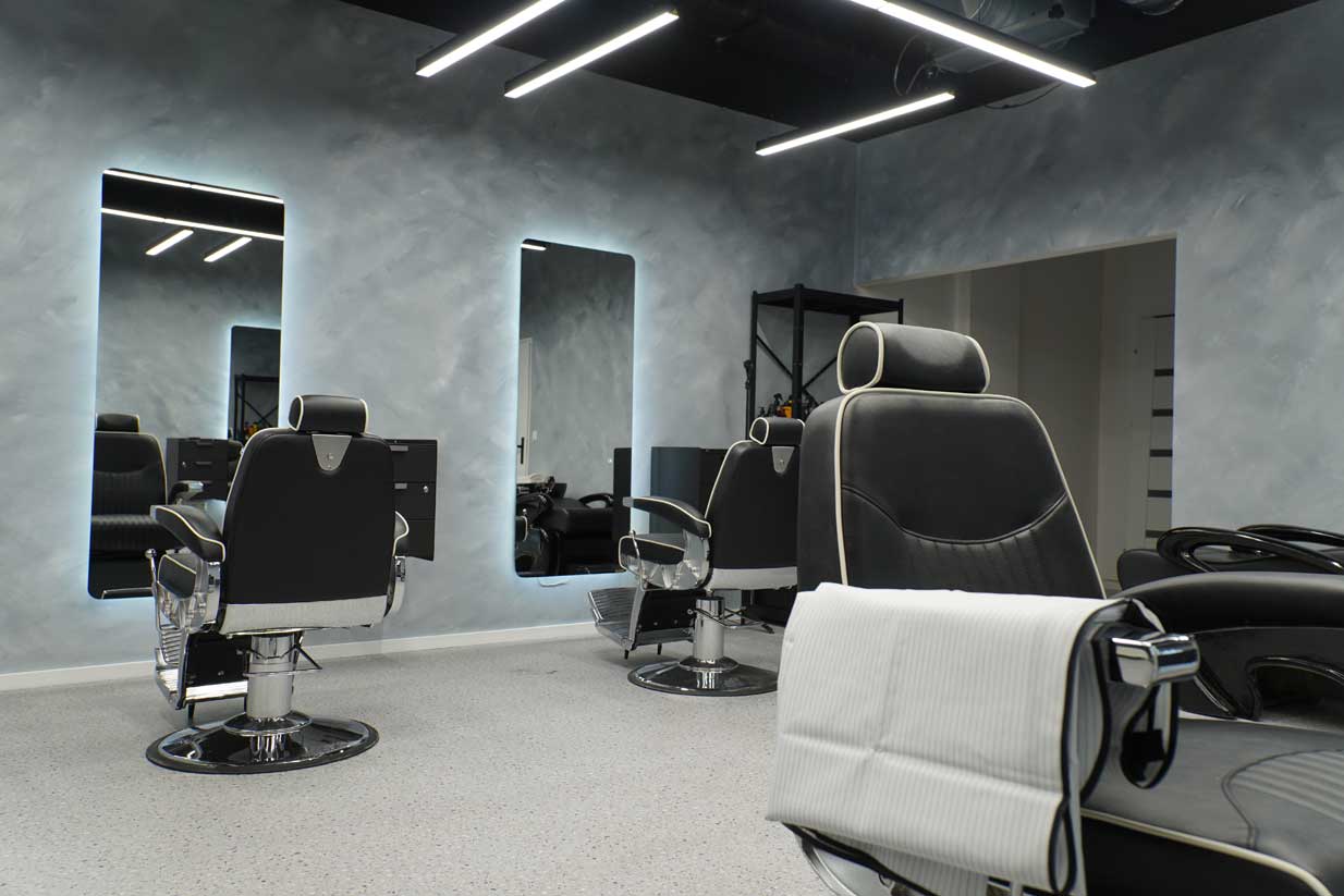 Headliner Barbershop Wrocław – stanowisko barberskie z fotelem James